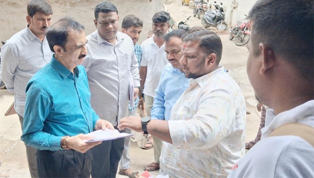 مختلف افراد کے درمیان گفتگو اور تبادلہ خیال کا منظر.