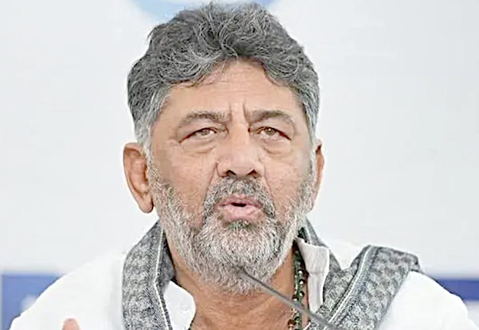 سیاستدان کی تصویر، مرد، گرے بال، سفید شرٹ، پس منظر میں آسمان.