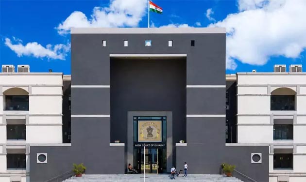 پاکستانی قومی اسمبلی کا مرکزی دروازہ اور قومی پرچم.