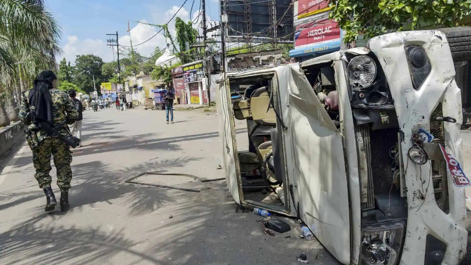 طلباء کے احتجاج کے دوران اے کے 47 کے استعمال پر بہار کے پولیس اہلکار کو معطل کر دیا گیا۔