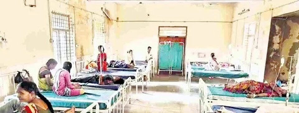 مریضوں کے ساتھ ہسپتال کا وارڈ، بستر اور ڈاکٹر.