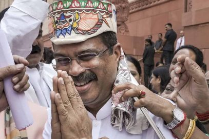 بی جے پی نے ‘زندہ باد’ کے ساتھ پردھان کا استقبال کیا؛ اپوزیشن کا کہنا ہے  ‘پیپر چور’
