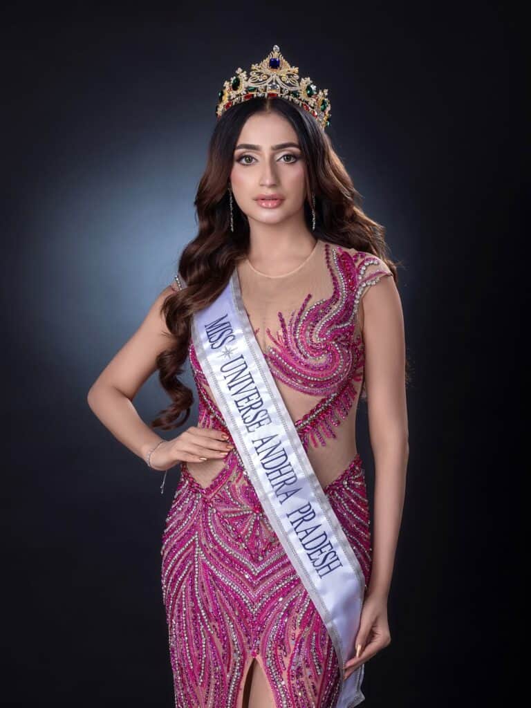 مس Miss Universe ایندا کا تاج پہنے ہوئے خوبصورت تصویر.
