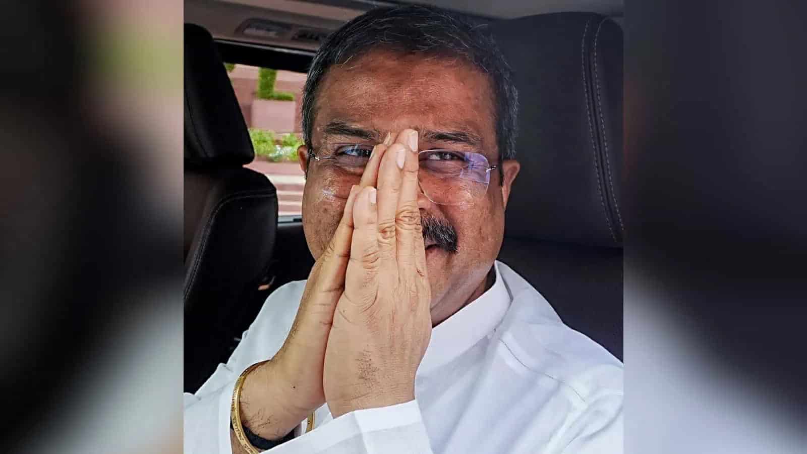 پاکستانی سیاستدان مسکراتے ہوئے ہاتھ جوڑتے ہوئے.