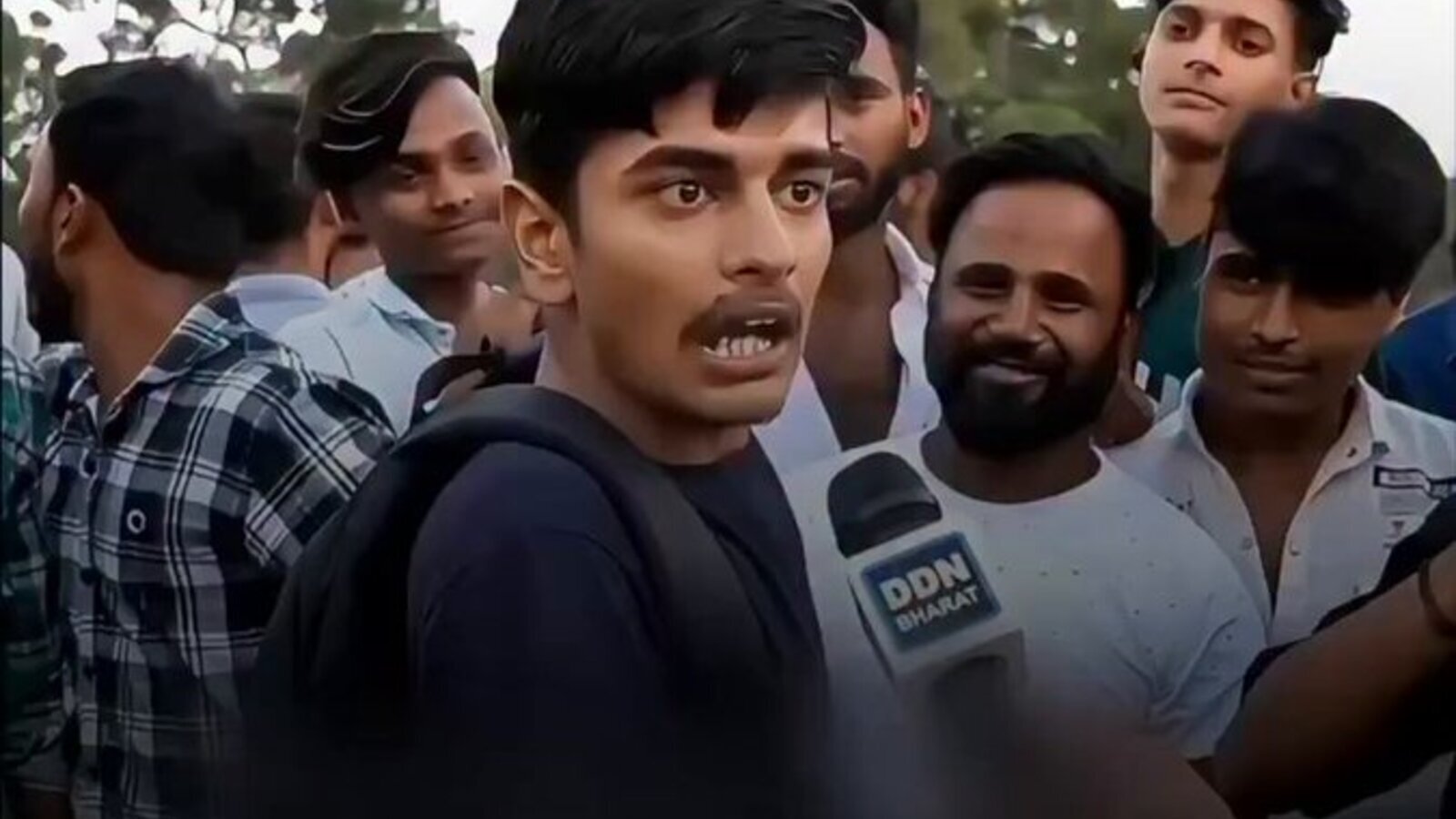 امریکہ کیا کہتا تھا والے ویڈیو سے وائرل کی سی جے پی کے دھرنے میں موجودگی۔