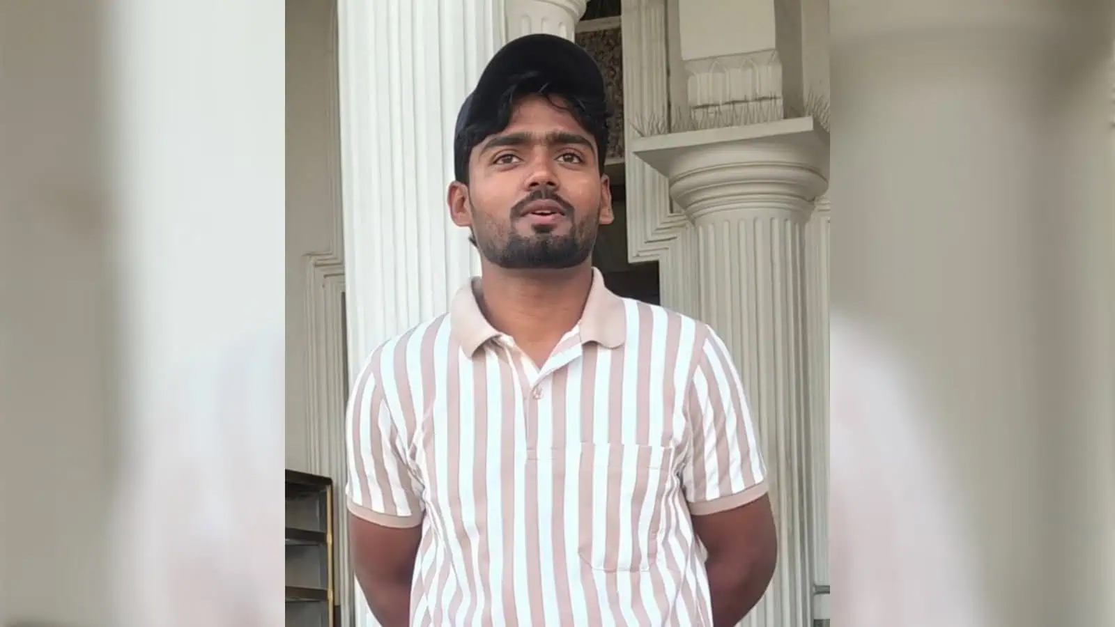 کسی نوجوان مرد کی تصویر، سفید اور ہلکے براؤن دھاری دار شرٹ میں.