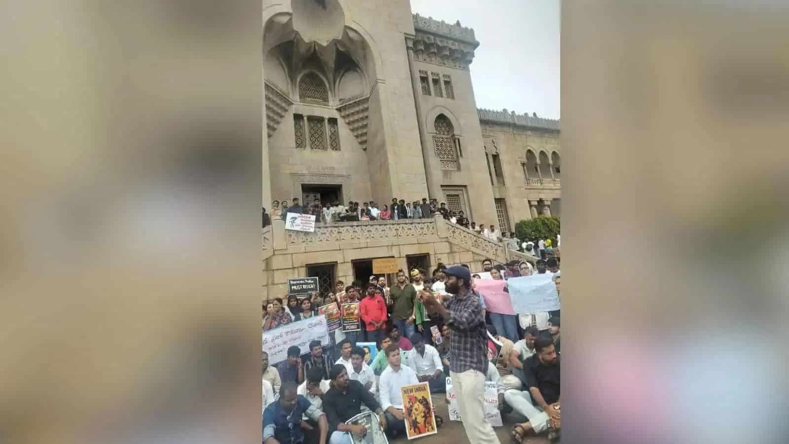 کراچی کے تاریخی مقام پر احتجاجی مظاہرہ، عوام اور کارکنان کی بڑی تعداد.