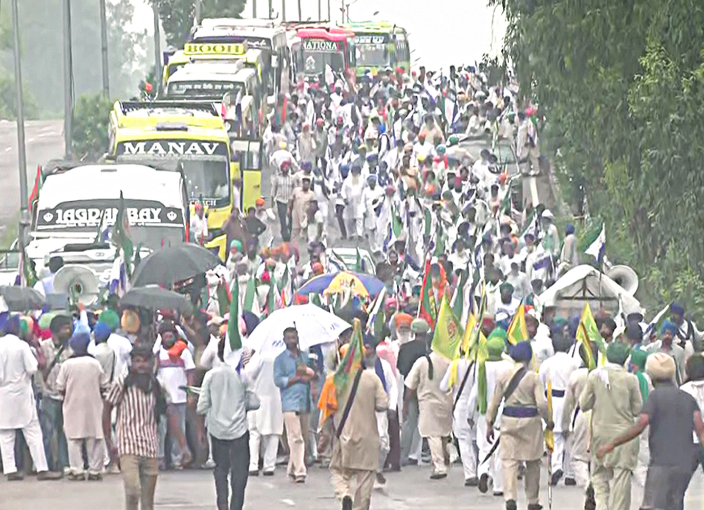 دہلی جانے والے کسانوں کا شمبھو بارڈر پر احتجاجی مظاہرہ.