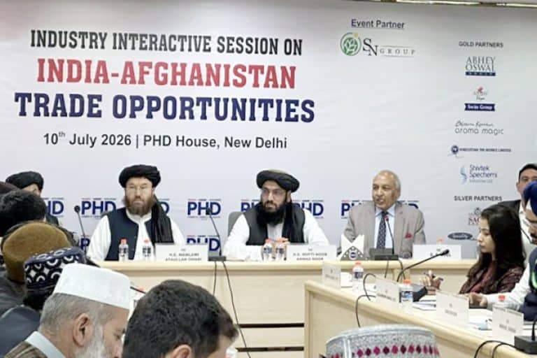 ہندوستان اور افغانستان کے نمائندے تجارتی مواقع پر گفتگو کرتے ہوئے.