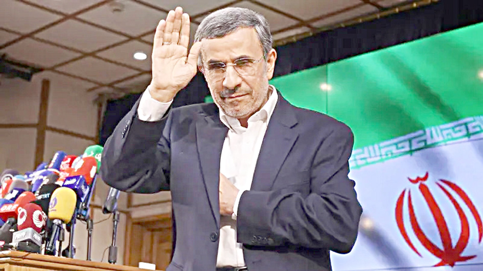 ایرانی رہنما میڈیا سے خطاب کرتے ہوئے، ہاتھ بلند کر کے سلامی دے رہے ہیں.