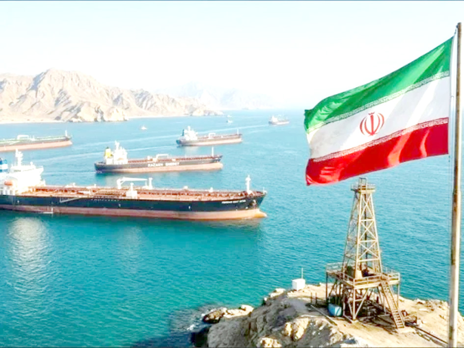 ایرانی سمند کا تیل کا کنواں، سمندری جہاز اور ایرانی پرچم کے ساتھ ساحل پر.