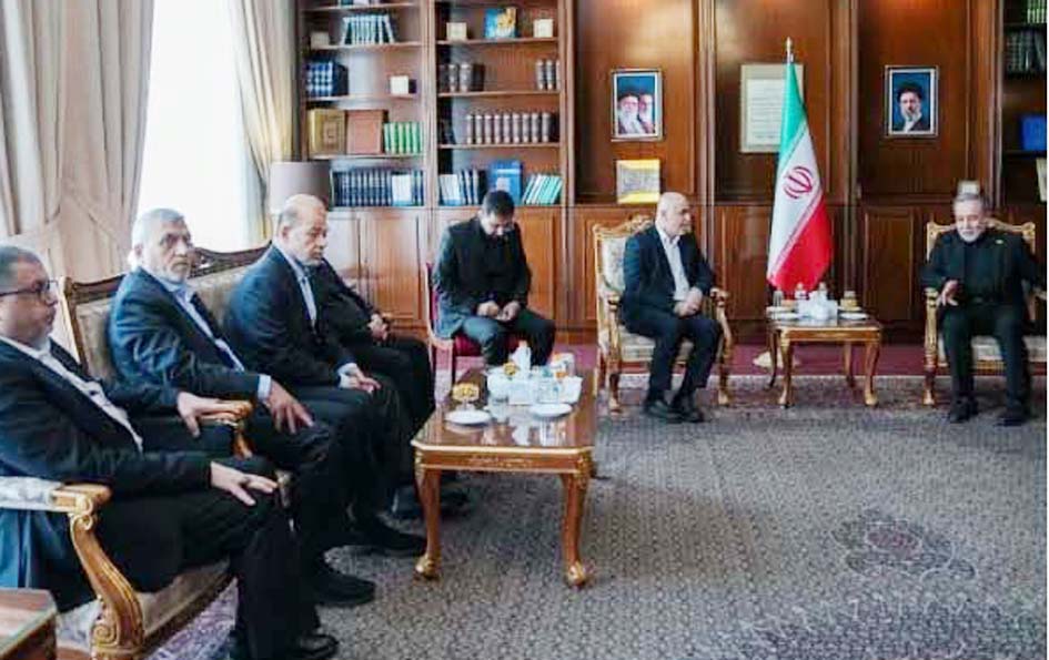 ایران اور پاکستان کے وفود کی اہم ملاقات، سرکاری دفتر میں گفتگو.