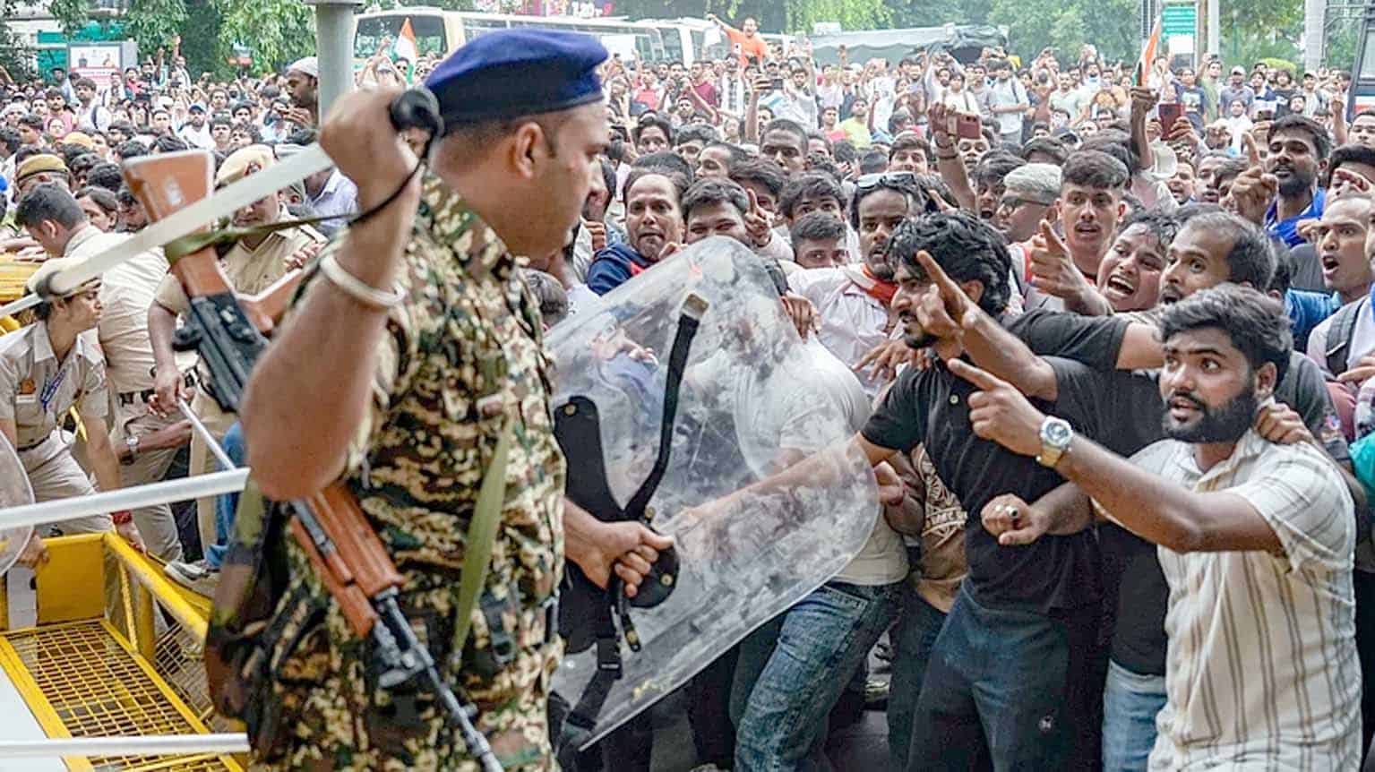پولیس اور مظاہرین کے درمیان تصادم، احتجاجی مظاہرہ، ہنگامہ آرائی.