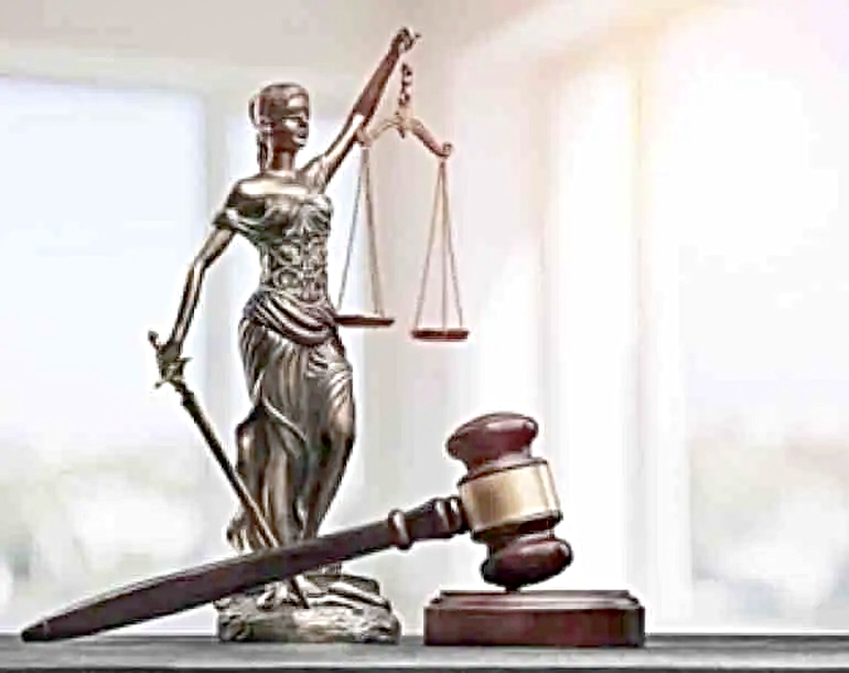 عدالت کا مجسمہ، انصاف اور قانون کی علامت، گولڈن سٹین لیس اسٹیل میں.