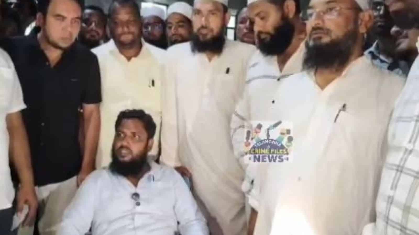 مذہبی رہنماؤں کا گروپ فوٹو، گفتگو کرتے ہوئے.