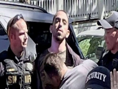 گستاخ سلمان رشدی کےحملہ آور کو دہشت گردی کے الزام میں سزا سنائی گئی۔