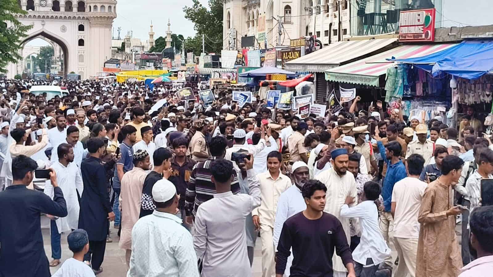 ایس ائی او کا نیٹ پیپر لیک پر تاریخی چارمینار کے قریب احتجاج