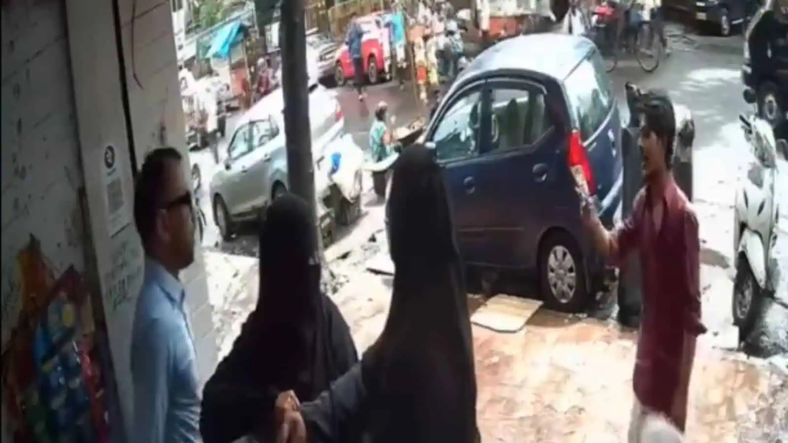 برقعہ پوش خواتین ہراسانی کے خلاف احتجاج میں شامل.