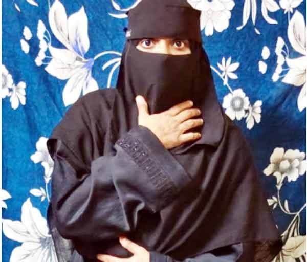 حجاب میں عورت کی آنکھیں اور چہرہ، روایتی لباس اور پس منظر.