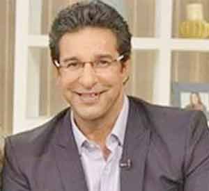 پُر مسکراہٹ شخص کی تصویر، بزنس سوٹ میں، پس منظر میں کتابیں اور سجاوٹ.
