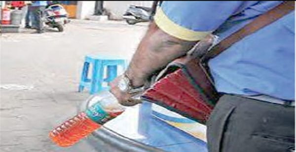 کاروباری شخص کار کے دوران کار میں بیٹھا ہوا ہے.