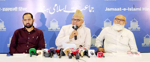 اسلامی جماعت کے رہنما پریس کانفرنس میں گفتگو کرتے ہوئے.