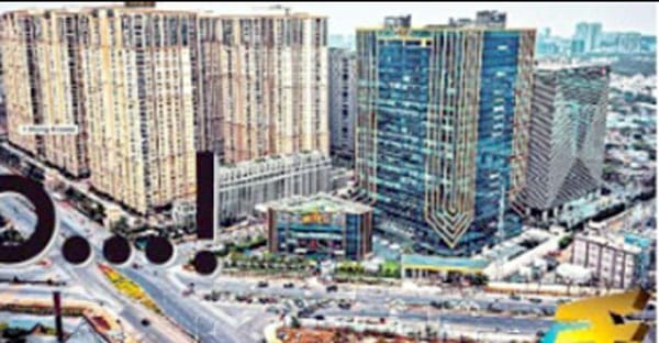 جدید شہر کی بلند عمارتیں اور مصروف سڑکیں، شہر کی ترقی کی علامت.