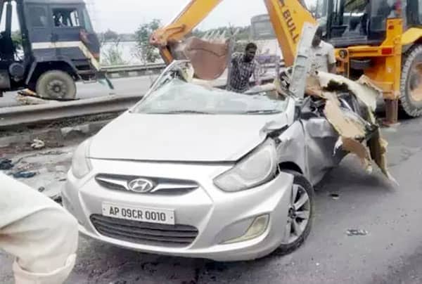 سڑک حادثہ میں تباہ شدہ ہونڈا کار اور زخمی افراد.