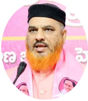 سیاسی رہنما کی تقریر، پارٹی کا نشان، اور پس منظر میں نعرے.