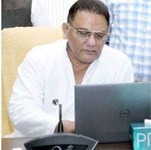 پاکستانی سیاستدان کمپیوٹر پر آن لائن میٹنگ میں مصروف.