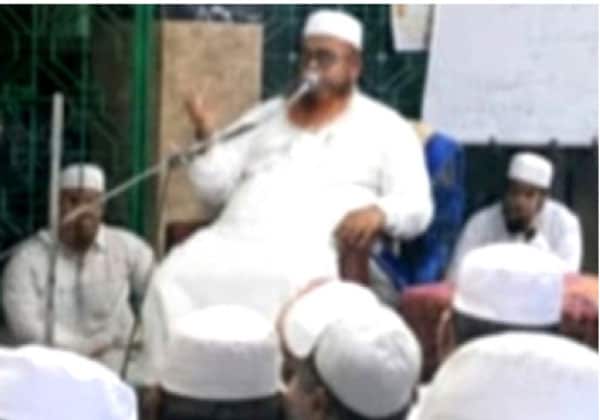 مذہبی رہنما خطاب کر رہے ہیں، شرکاء سن رہے ہیں.
