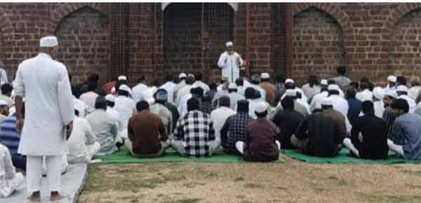 مسلمان جمعہ نماز کے لیے مسجد میں جمع ہو رہے ہیں.