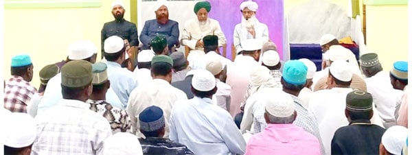 مذہبی اجتماع میں شرکاء کی بڑی تعداد، مختلف عمروں کے افراد شامل.