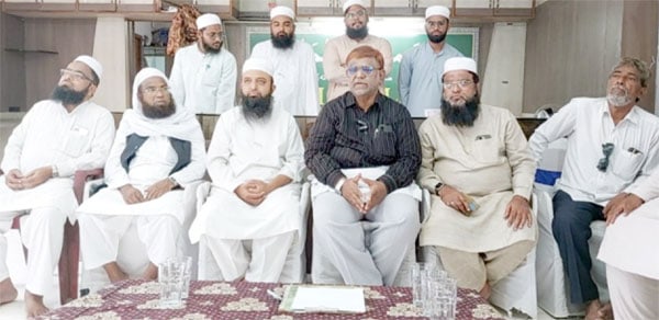 مذہبی رہنماؤں کا گروپ تصویر، نشست میں بیٹھے ہوئے.