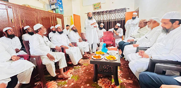 مسلمان مردوں کی نشست، گفتگو اور کھانے کے ساتھ اجتماع.