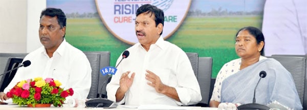پریس کانفرنس میں سیاستدان اور خواتین شریک، گفتگو کرتے ہوئے.