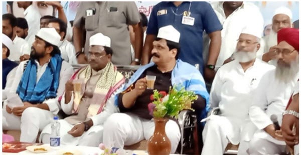سیاسی رہنما اجلاس میں بیٹھے ہوئے، چائے پی رہے ہیں، روایتی لباس میں.