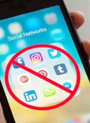 سوشل نیٹ ورکس کے آئیکنز پر لکیریں، تعلقات ختم کرنے کا تصور.