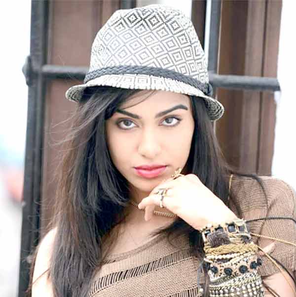 خوبصورت نوجوان لڑکی کا انداز، ہٹ اور فیشن ایبل ہیٹ کے ساتھ.
