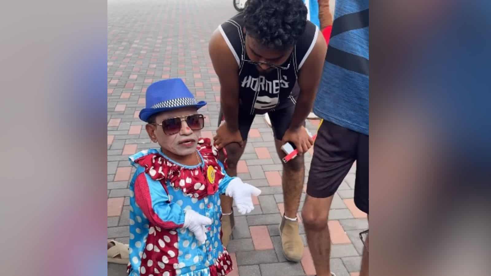 بچوں کے ساتھ تفریحی اور خوشگوار لمحہ، رنگین لباس اور مسکراہٹ.