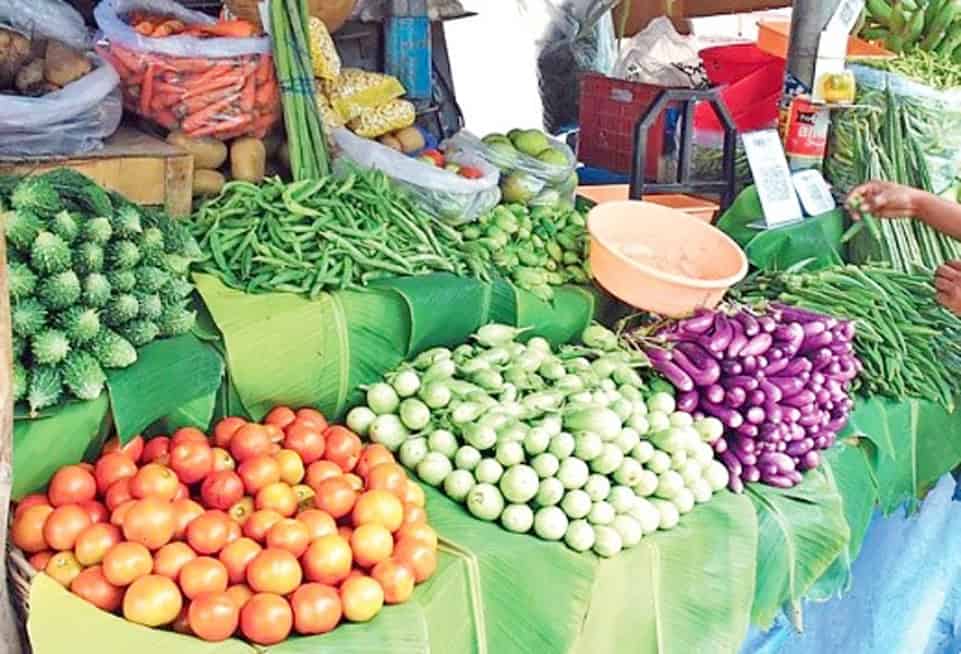 سبزیوں اور پھلوں کی رنگین اور تازہ مصنوعات کی مارکیٹ.