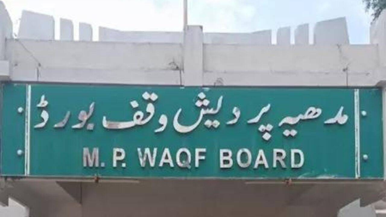 مدھیہ پردیش وقف بورڈ کا سبز رنگ کا نشان، اردو اور انگریزی میں لکھا ہوا.
