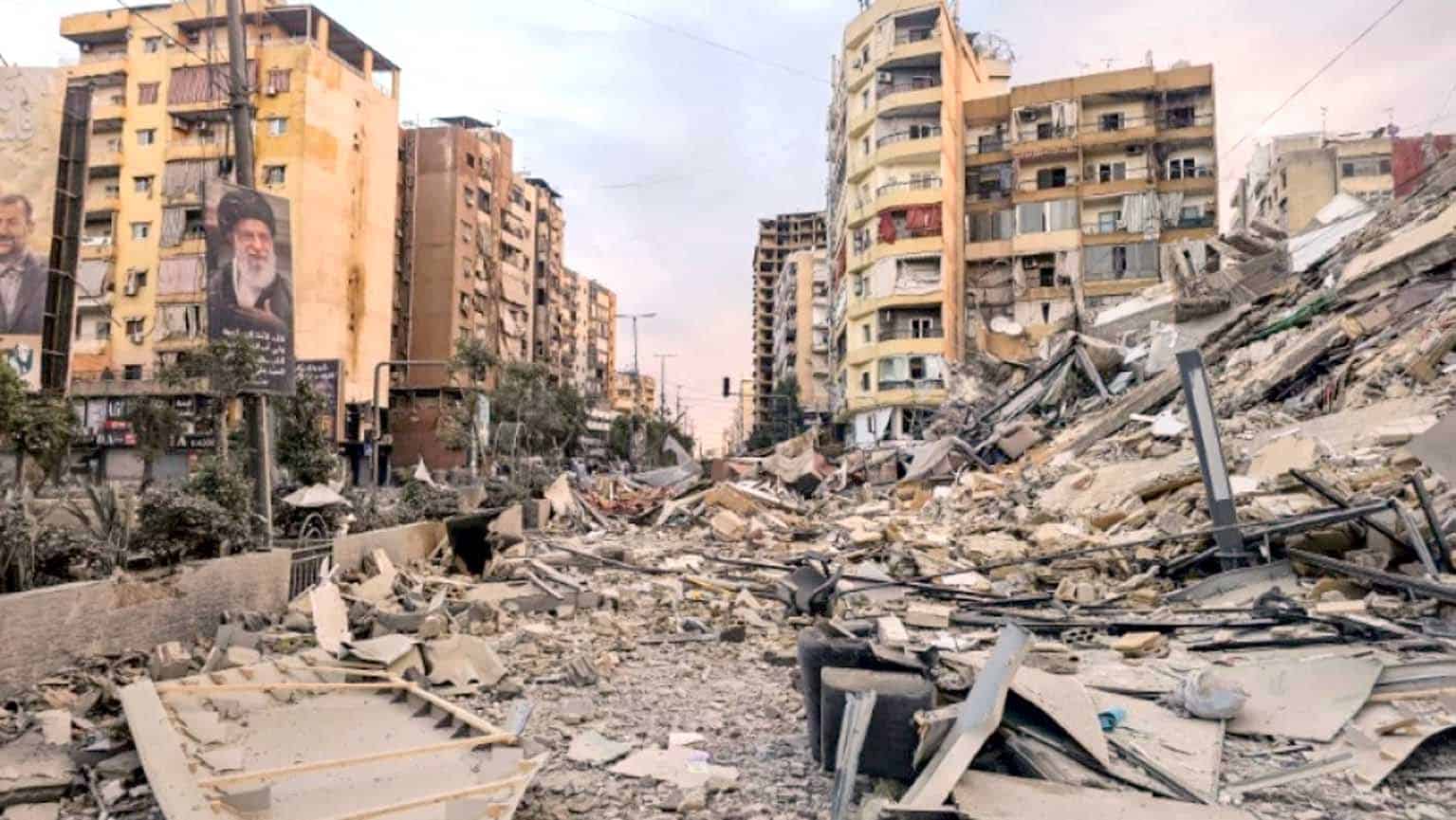 تباہ شدہ عمارتیں اور ملبہ، جنگلاتی علاقے میں تباہی کا منظر.