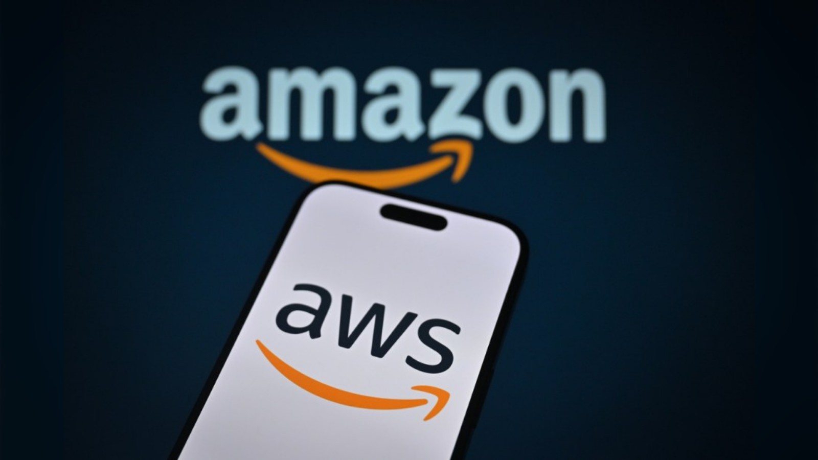 ایمیزون اور AWS کے لوگو کے ساتھ موبائل فون کی تصویر.
