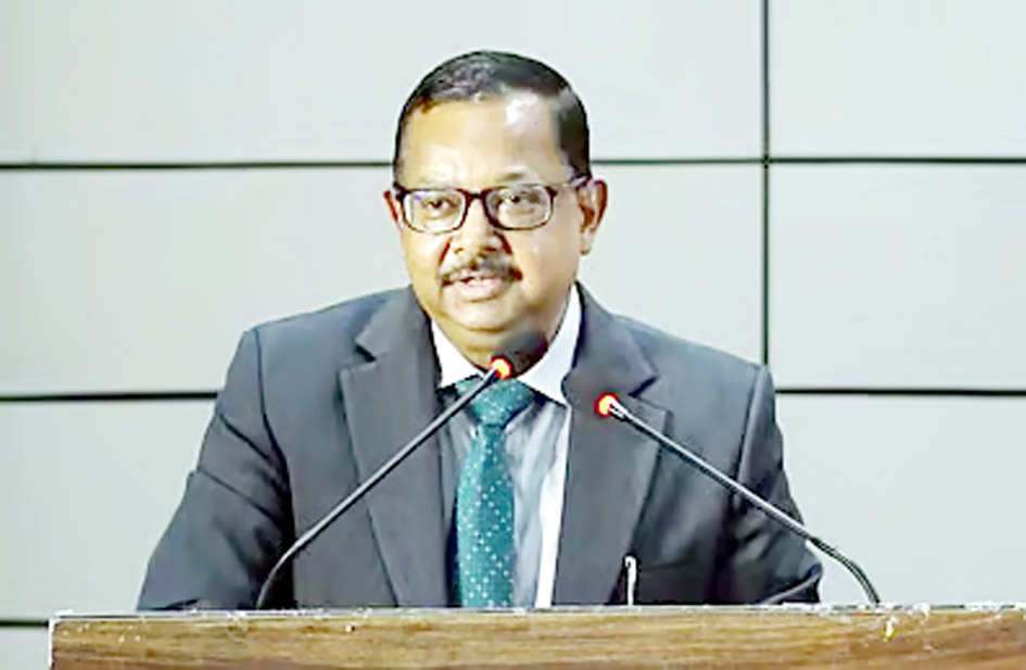 جسٹس اْجول بھوئیان عدالت میں تقریر کرتے ہوئے.