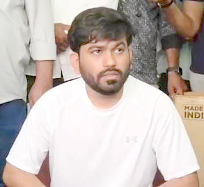 ایک مرد کی تصویر، سیاہ بال اور داڑھی کے ساتھ، آرام دہ لباس میں.