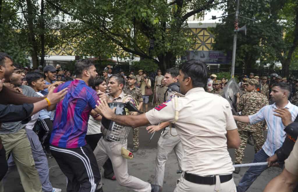 پولیس اور شہریوں کے درمیان تصادم، ہنگامہ آرائی کا منظر.