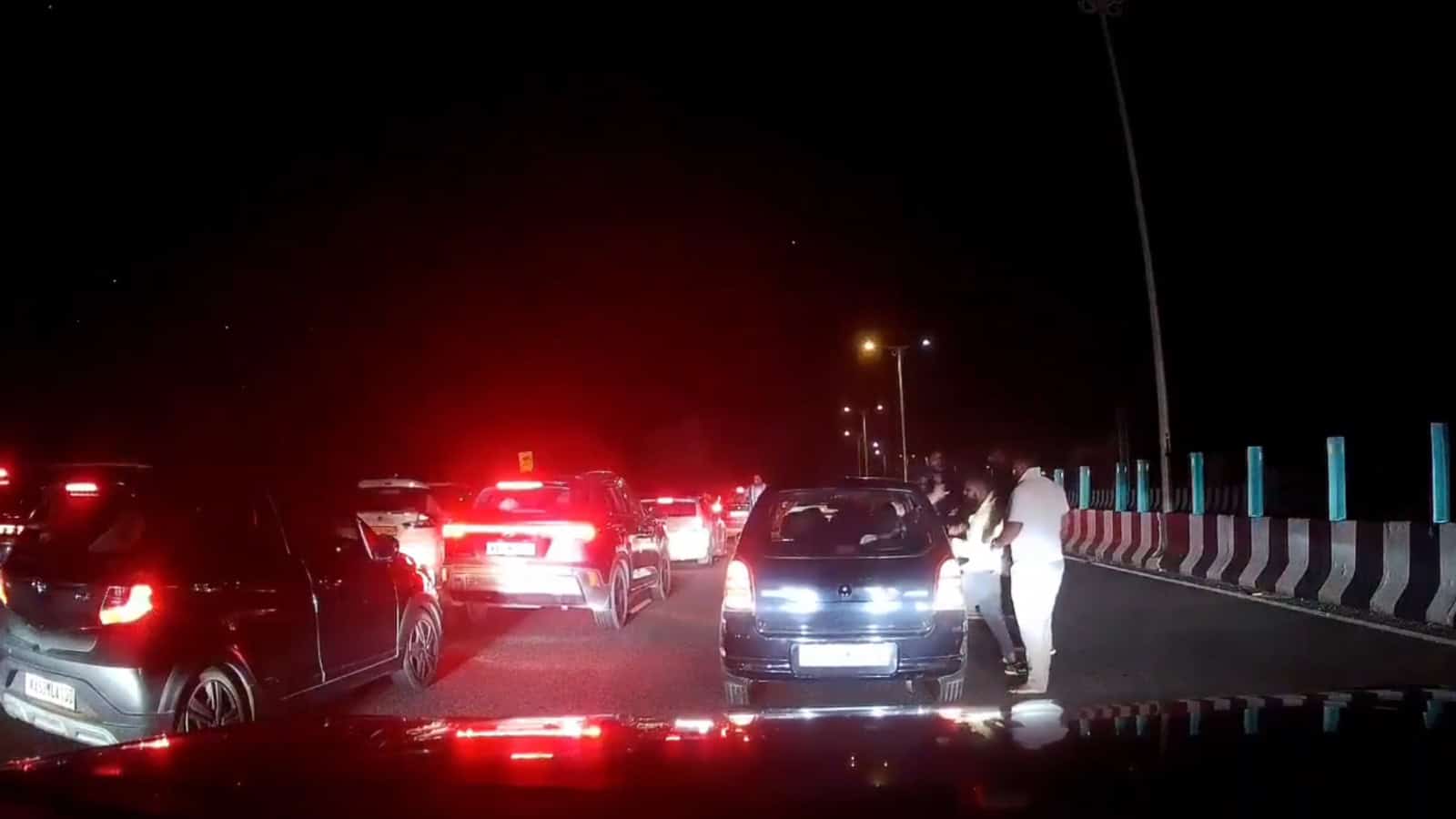 بنگلورو-میسور ایکسپریس وے پر کار میں ہجوم نے خاندان پر حملہ کیا۔