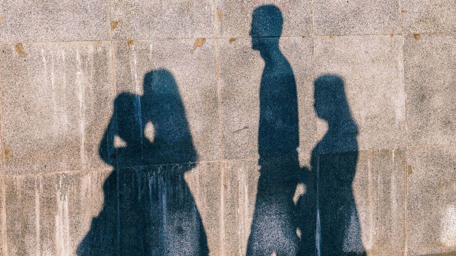 سیاہ سایہ دار افراد کا گروپ، سایہ اور روشنی کا کھیل.