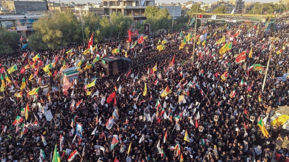 کربلا میں عوامی جنازہ، ہزاروں افراد کی شرکت، پرچم اور نعروں کے ساتھ.